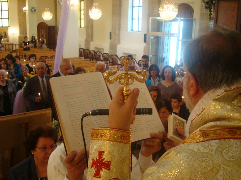 DSC00166- FOTO GEORGE ACHY - المطران حداد يقرأ  الانجيل المقدس بحضور حشد من  المؤمنين