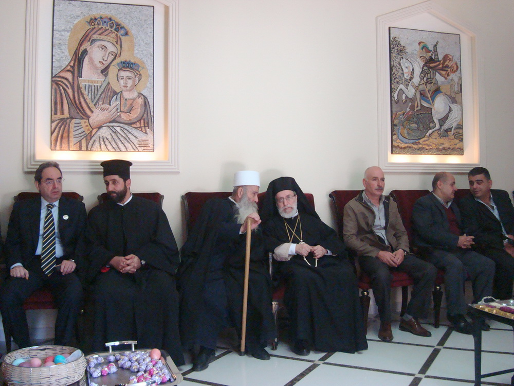 - ga- المطران الكفوري مستقبلا الشيخ غالب قيس وفاعلايت للتهنئة بعيدØ