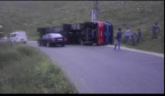 انقلاب شاحنة كبيرة على الخردلي وإصابة سائقها