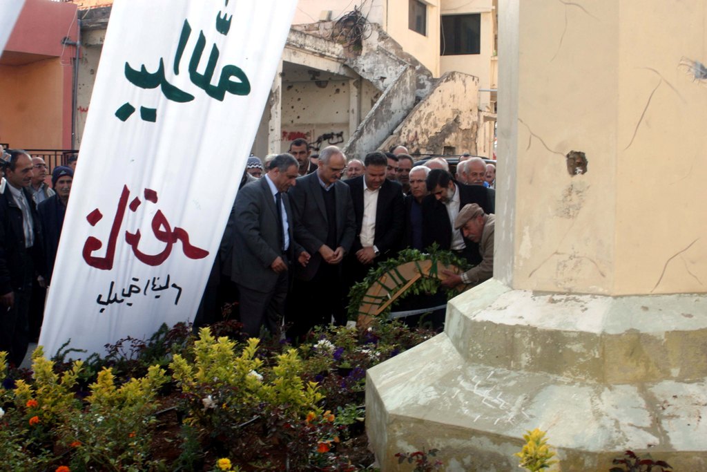 وضع اكليل من الورد على اضرحة شهداء مجزرة الخيام - تصوير علي ضيا