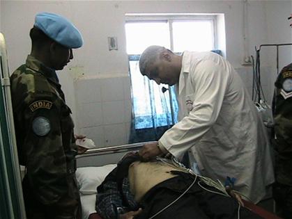  خلال معاينة المرضى في المخيم الطبي للكتيبة الهندية في نقار كوكبا