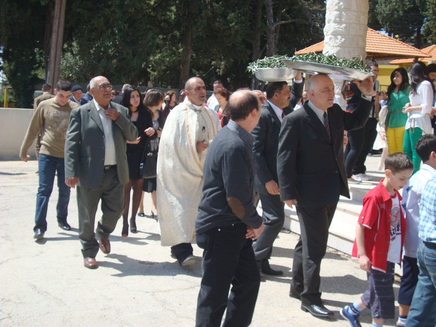 زياح احد الشعانين في باحة كنيسة سيدة الخلاص المارونية في مرجعيون