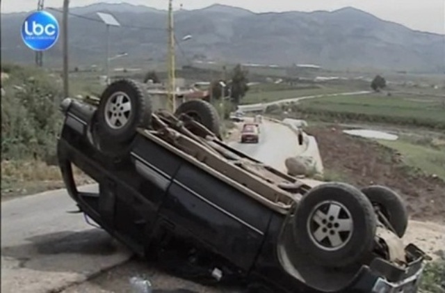 السيارات منقلبة في الشوارع