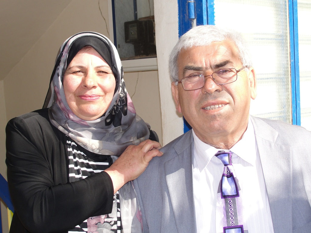 عم العروس الإستشاري أبو علي كامل غريب، عضو المجلس البلدي، والسيدة عقيلته