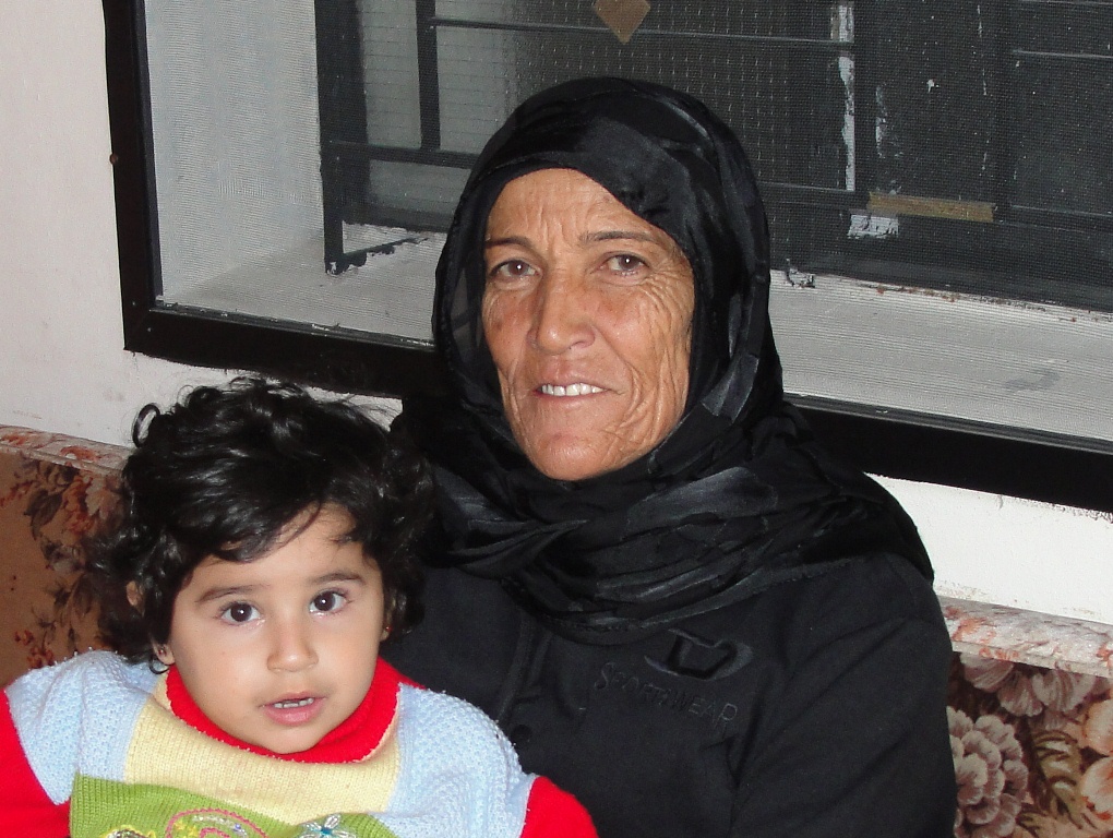 نازك خريس تروي حكايتها وفي حضنها إبنة أخيها حسن \