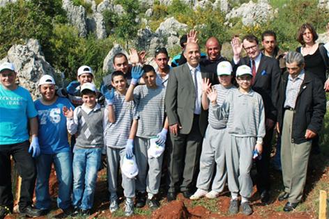 القائم بالأعمال الأميركي مع وفد طلابي ورئيس بلدية القليعة