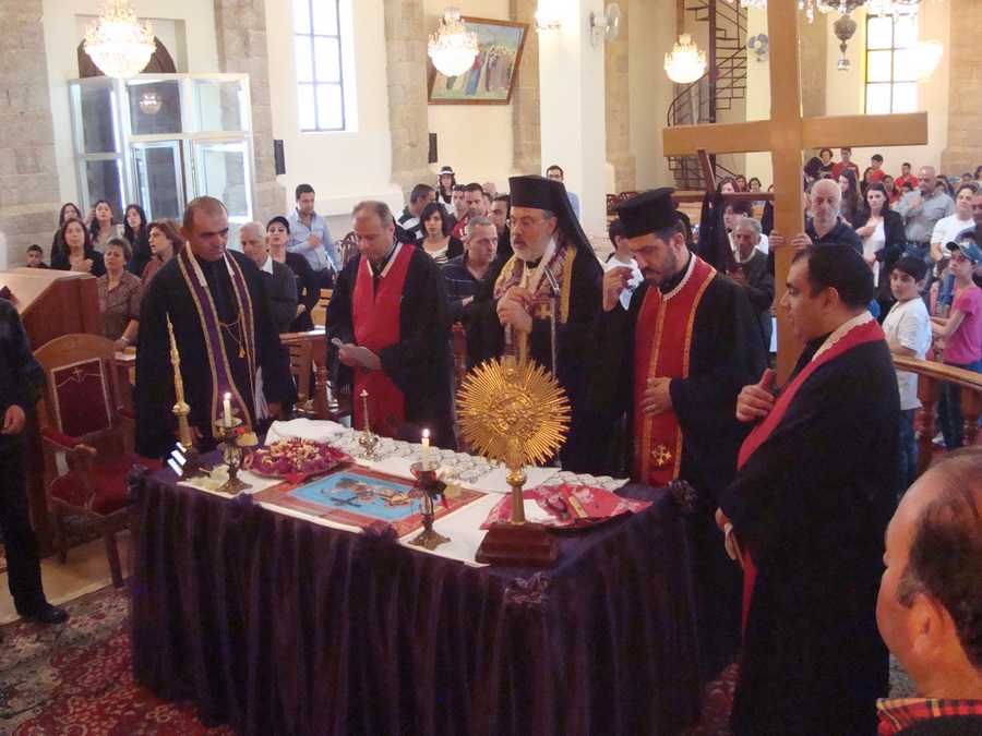 المطران حداد مترأسا رتبة جناز السيد المسيح في كاتدرائية القديس بطرس