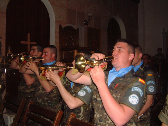 عناصر من الوحدة الاسبانية تعزف خلال ربتة جناز السيد المسيح في مرجعيون