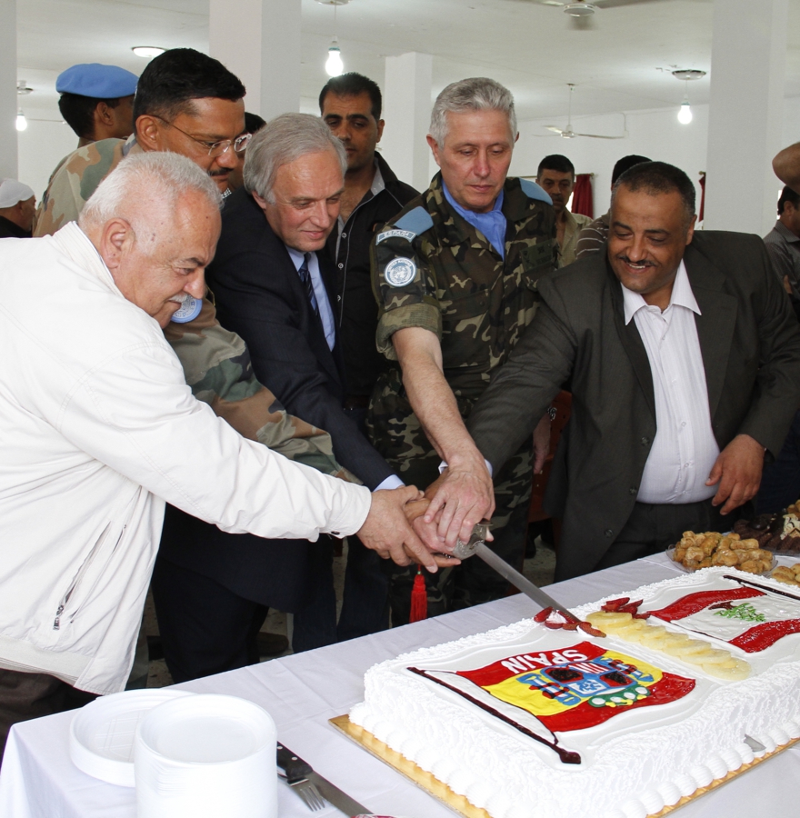 اليونيفيل تقدّم لبلدة الماري مصابيحاً تعمل على الطاقة الشمسية