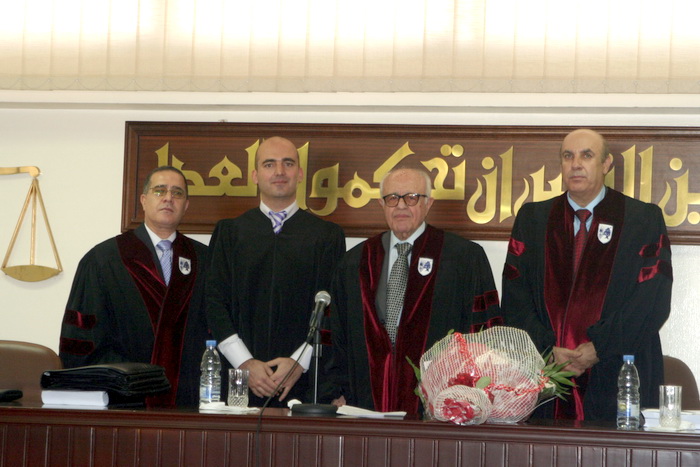 لجنة المناقشة  ورواد غالب سليقه (الثاني على اليسار).. هذا الشبل من ذاك الأسد