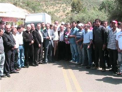 المعتصمون يقطعون طريق الحاصباني