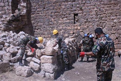 عناصر دوليون ينظفون القلعة