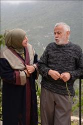 أحمد الزين والسبحة في مشهد مع وفاء شرارة في «الغالبون»