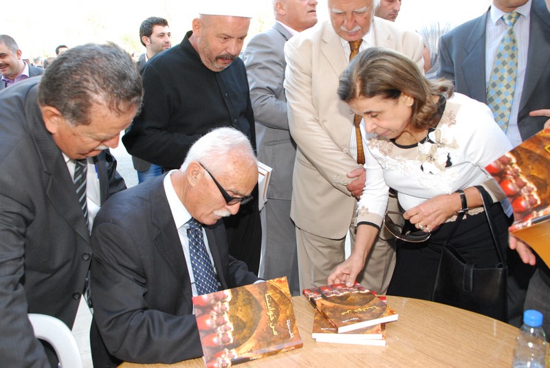 غالب سليقا يوقع كتابه الجديد من خوابينا