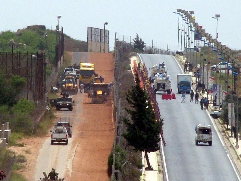 الجرافات العسكرية الإسرائيلية تواصل حفر الجدار