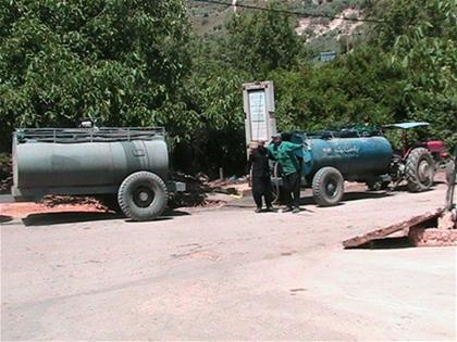 اللجوء إلى الصهاريج للتزود بالمياه