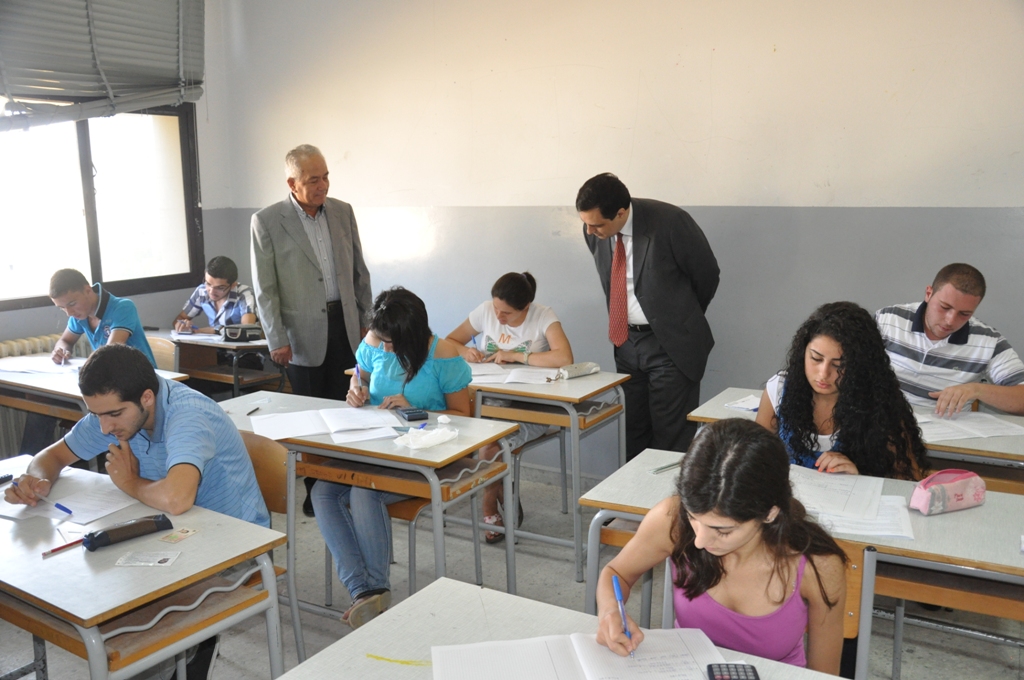 وزير التربية الدكتور حسان ذياب  يتفقد سير الامتحانات  الرسمية في النبطية