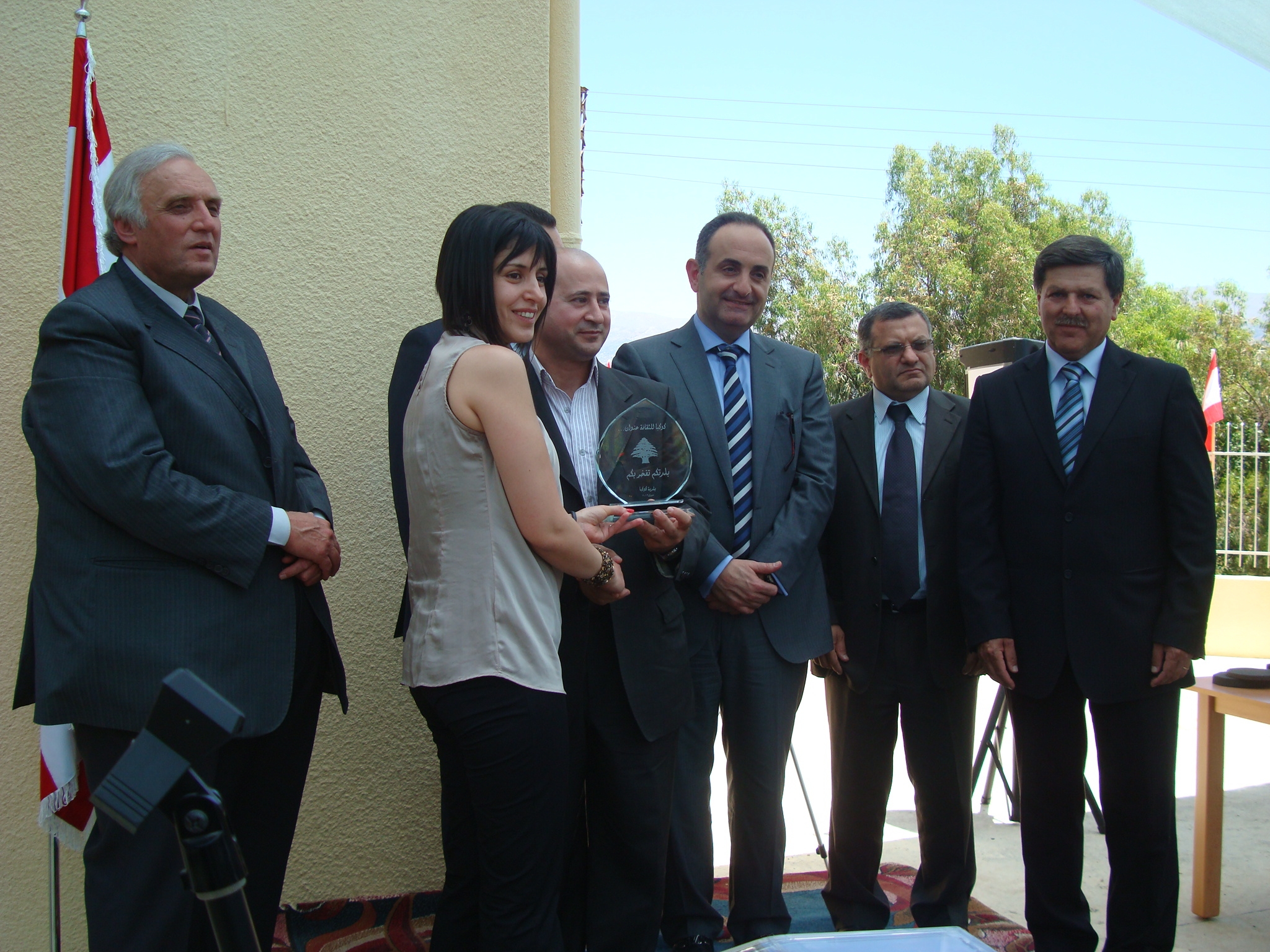 DSC02039- ga- الدكتورة جيهان جبور تتسلم درعا تقديريا من ممثل وزير الثقافة غابي ليون