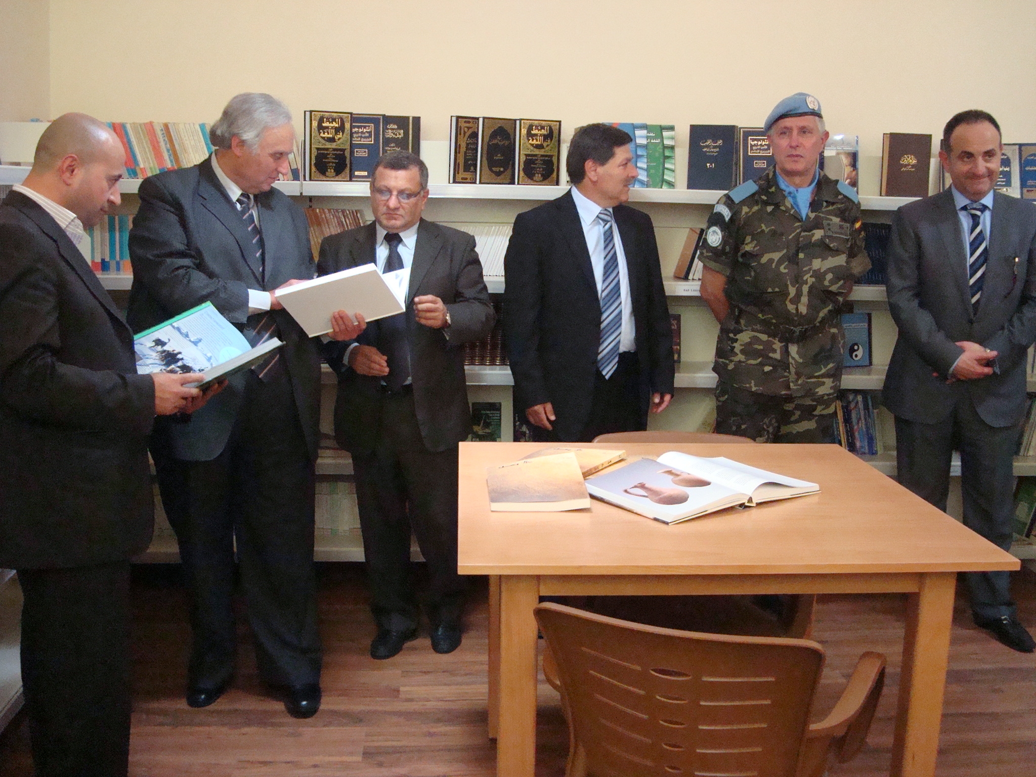  رئيس البلدية ابراهيم يحيط به الجنرلا هيريرو والخليل والقائمقام الغفير وممثل الوزير ليون في قاعة المكتبة العامة في كوكبا