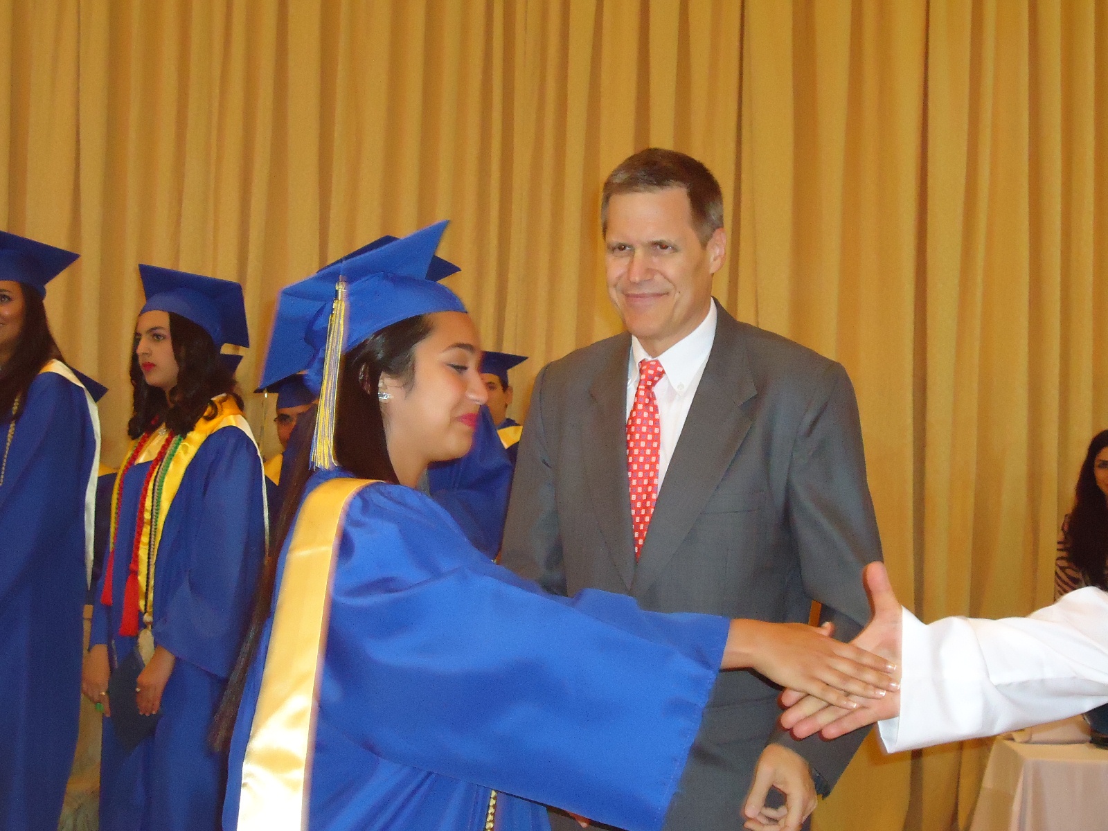 فرح محمد أسعد تسلم شهادة التخرج