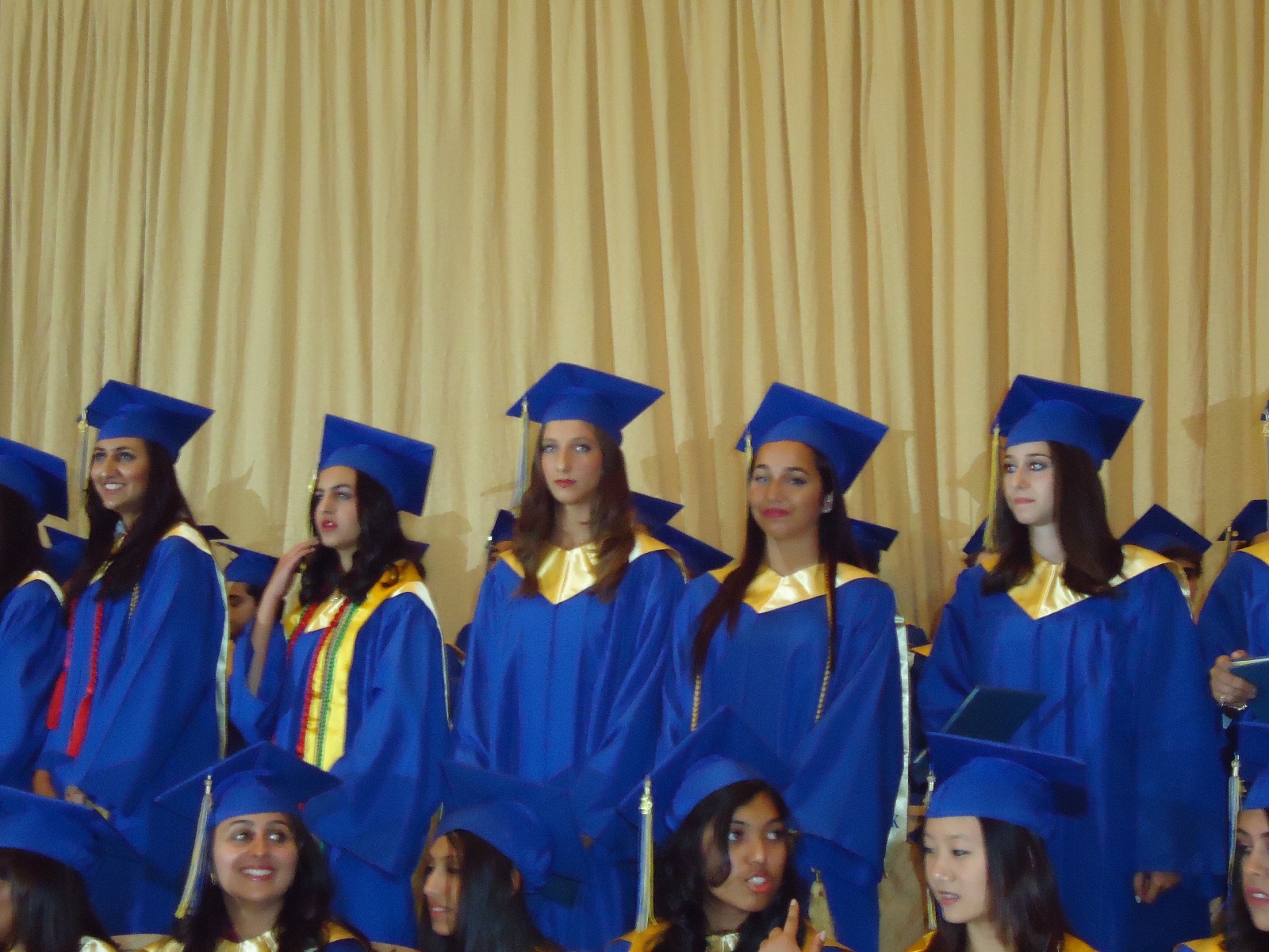 فرح محمد أسعد مع زملائها الخريجين