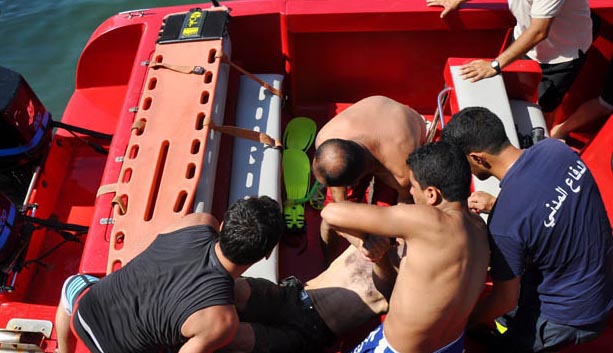 اثناء انتشال جثة الوالد الغريق من البحر