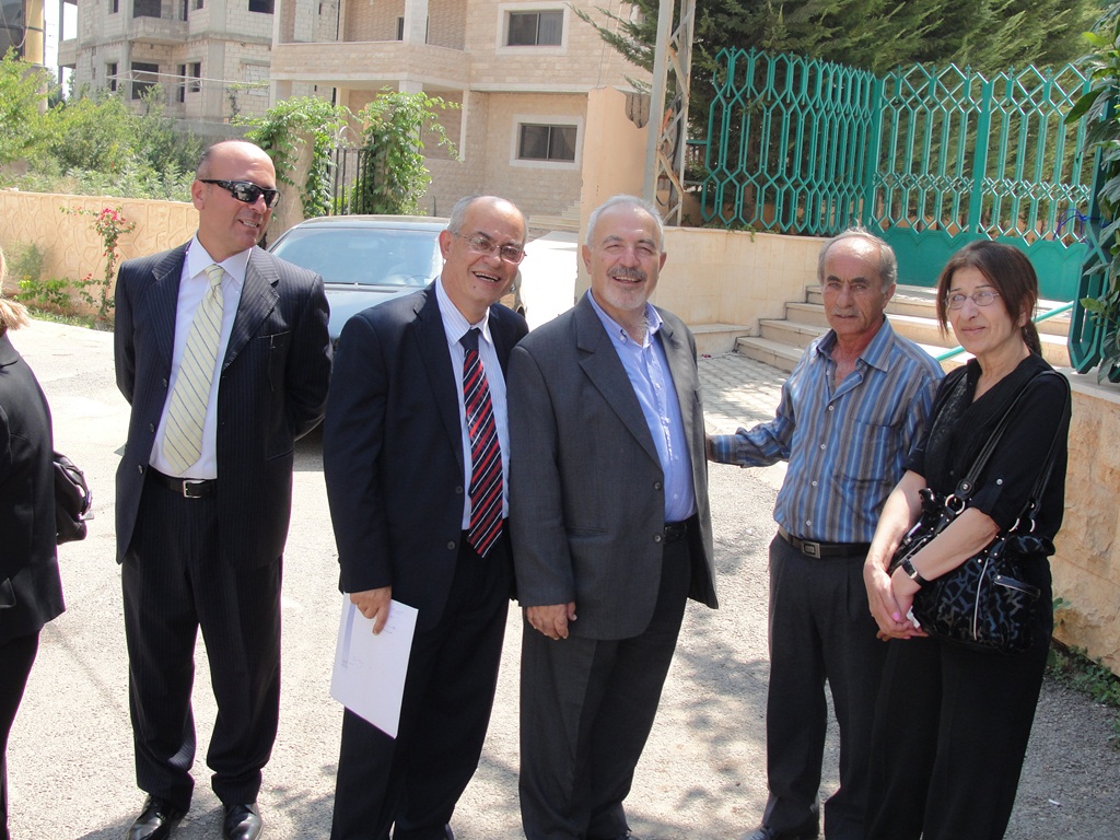 على مدخل مركز محمد طويل: سعيد الضاوي مع  السيدة عقيلته والمربّي وهبي أبو فاعور