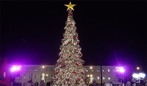 إضاءة شجرة ميلاد عملاقة يبلغ ارتفاعها ثمانية عشرة مترا في حديقة البلدة على بولفار مرجعيون في احتفالٍ خاص حضره رئيسُ البلدية المهندس آمال