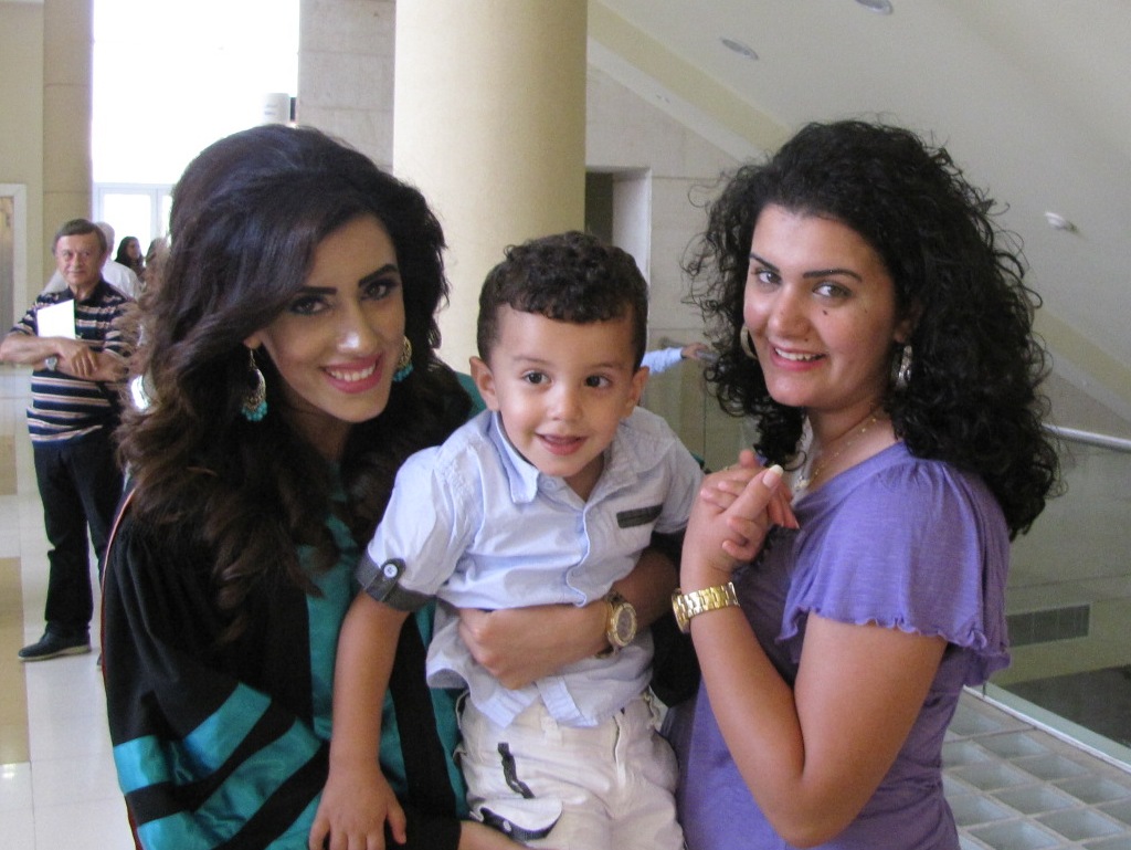 أمل علي سويد وشقيقتها سمر وطفلها