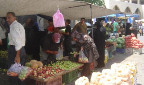 يضطر الأهالي لقصد السوق يومياً بسبب غياب الكهرباء (الأخبار)