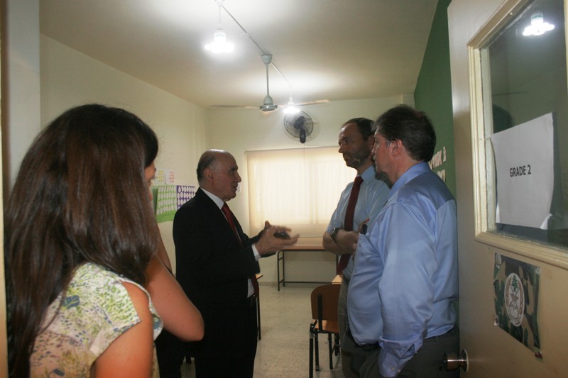 نائب وزير خارجية النروج يزور مركز عامل للاجئين في حارة حريك