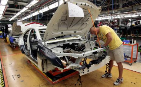 سيارة في مرحلة التصنيع (رويترز- ريبيكا كوك)