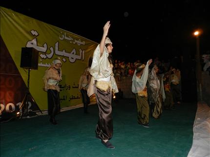 لوحة راقصة من مهرجان الصيف في الهبارية («السفير»)