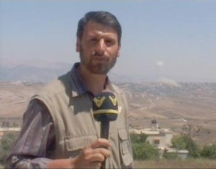 علي شعيب خلال عدوان تموز وتظهر بلدة الخيام خلفه