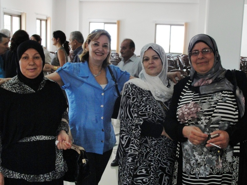 اليوم فرح عرس ومخطبة وفتح نادي ثقافي وهناك فاعلية لسيدات المجتمع واخرى فاعلية لاعمال الخير والكل حريص على الحضور من اجل ان يتلقتي ياصدقا