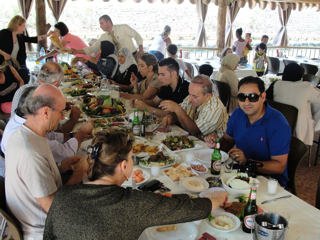 بجوار الخيام اماكن جميلة تذهب اليها من متنزهات وجلسات هادئة واجتماعات لاتخلو من الهرج والمرج حتى يكاد أن ينسى الانسان نفسه