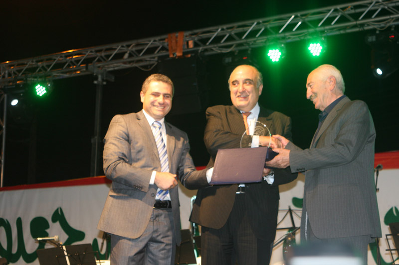 وزير السياحة فادي عبود يتسلّم  درعا تقديريا من رئيس نادي المرج ورئيس بلدية مرجعيون