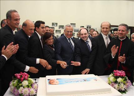 سليمان في نادي عمشيت وإلى يمينه زوجته ونجله والنائب وليد خوري، فيما يقف إلى يساره الوزير مروان شربل (دالاتي ونهرا)