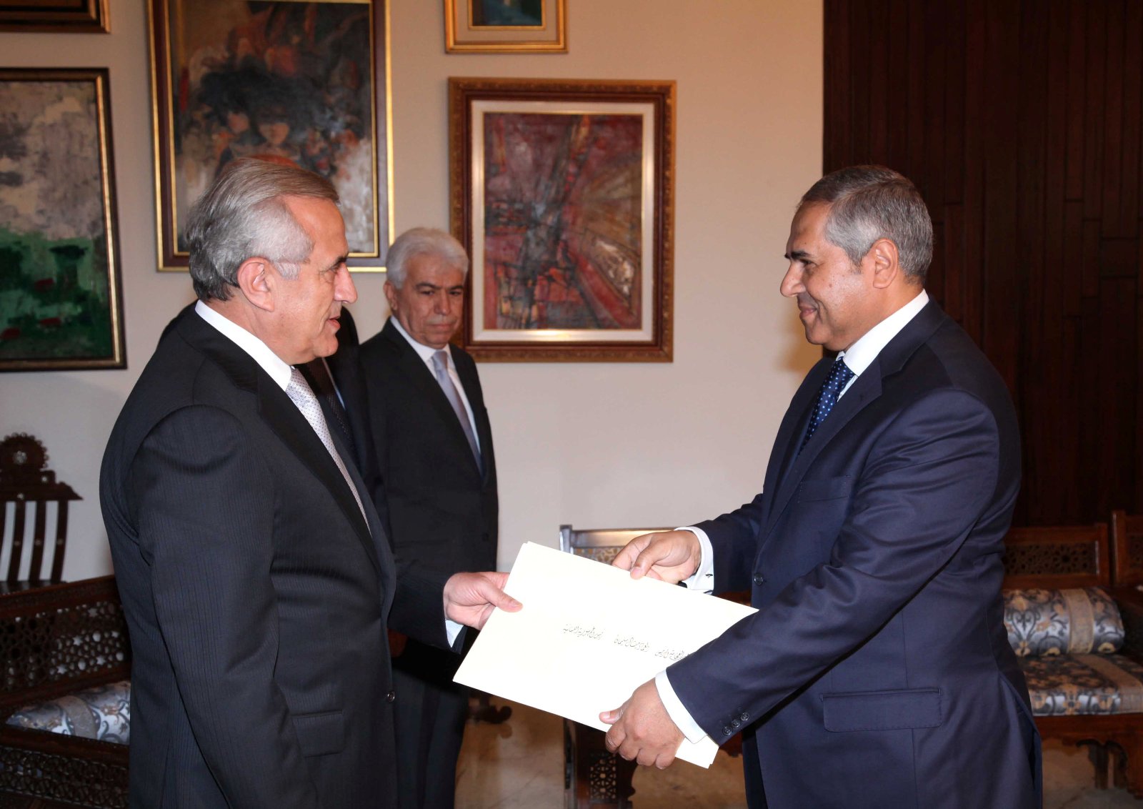 سليمان مستقبلا السفير المصري يوم أمس