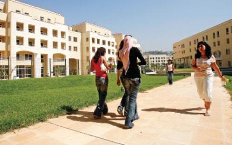 ينزح الكثيرون إلى المدينة في ظل عدم توافر وسائل عامة للنقل (أرشيف)