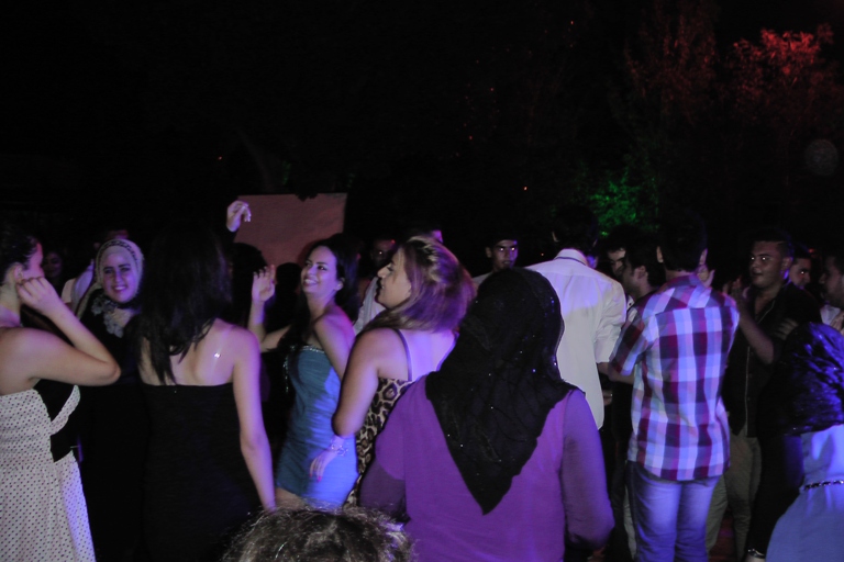 طلاب وطالبات.. وأهل