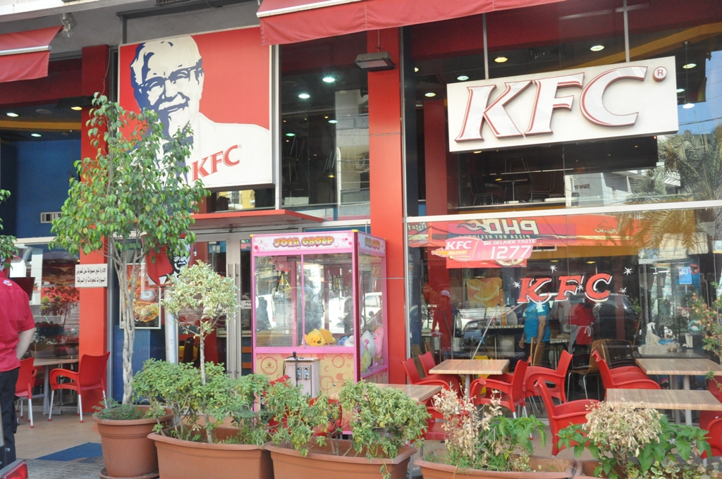 طلاق النار على مطعم كي  أف سي في النبطية