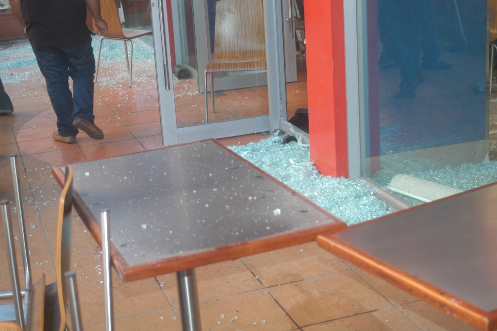 طلاق النار على مطعم كي  أف سي في النبطية