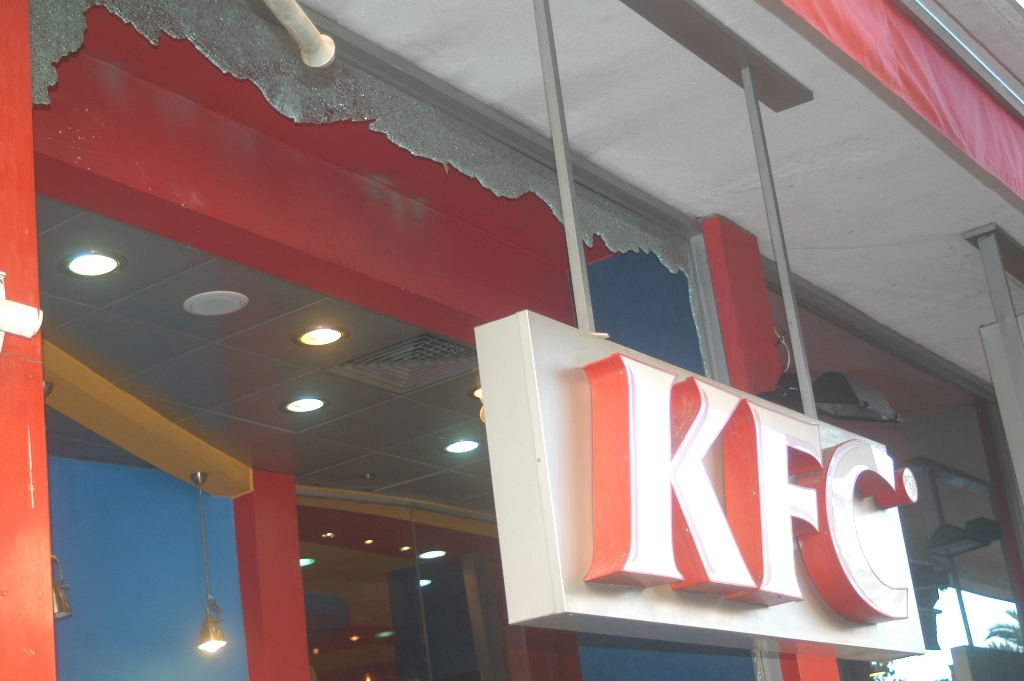 طلاق النار على مطعم كي  أف سي في النبطية