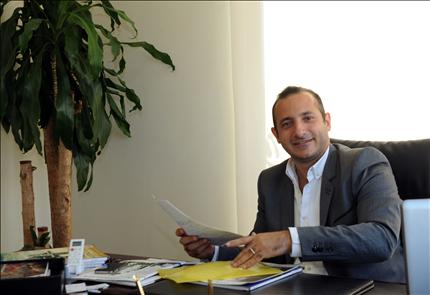 يستند سامر عبدالله إلى صك البيع الذي تملك جده بموجبه ثلاث مجموعات من الأراضي (بلال قبلان)