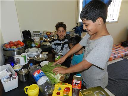 أطفال نازحون إلى شبعا يحضرون طعام العشاء («السفير»)