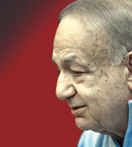 رغم الشيخوخة يأبى المرّ مرور شاردة انتخابية من وراء ظهره (أرشيف ـ هيثم الموسوي)