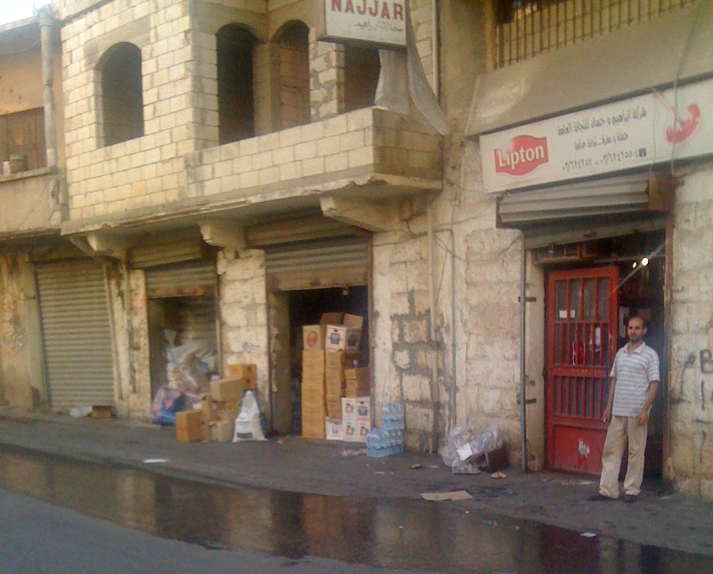 مياه آسنة (صرف صحي)،  تنبع من أحد الريكارات صيفاً شتاءً لتفيض بخيراتها في هذا الشارع