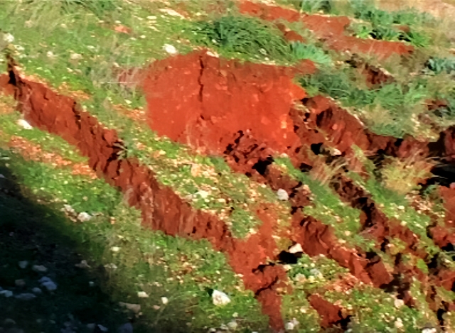 انهيارات ترابية على طريق النبطية -مرجعيون جراء العاصفة