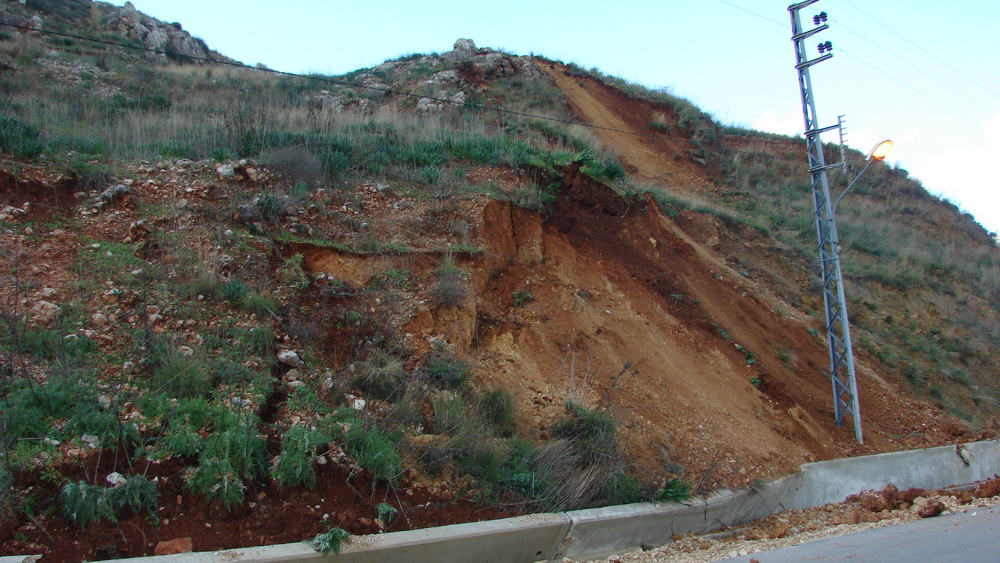 انهيارات ترابية على طريق النبطية -مرجعيون جراء العاصفة